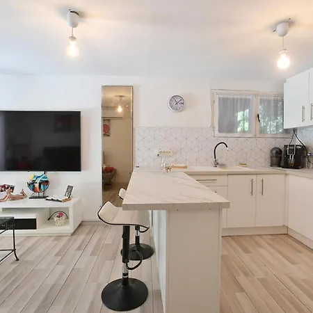 1 Bedroom Awesome In 公寓 吕内尔
