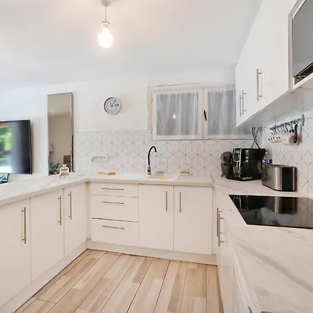 1 Bedroom Awesome In Apartamento Lunel (Herault)